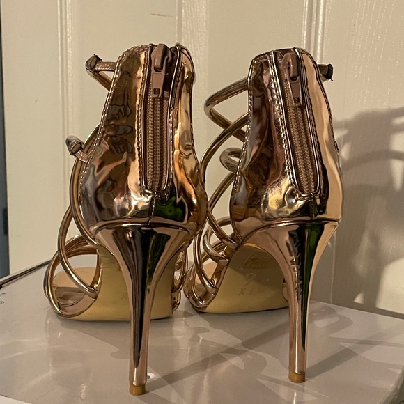 Size 8 gold heels - Picture 2 of 4